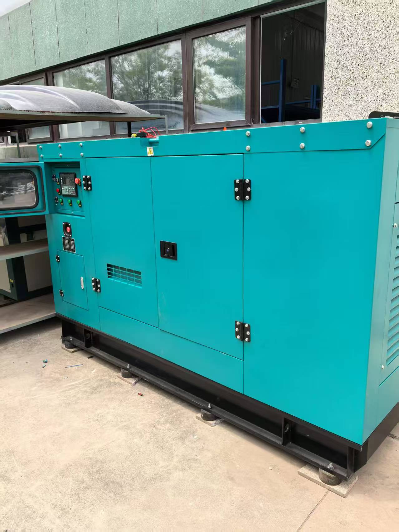 100KW低噪音柴油發(fā)電機(jī)組